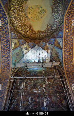 Iran, Provinz Isfahan, Isfahan, Chehel - sotoon (Vierzig Säulen) Palace, ein UNESCO Weltkulturerbe, der Festsaal schmücken der große historische Gemälde die Verherrlichung der kriegerischen Mut oder grossmut der verschiedenen großen Herrscher der Dynastie der Safawiden Stockfoto