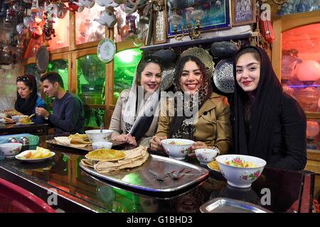 Iran, Provinz Isfahan, Isfahan, Chai Khaneh Azadegan Tea House und Restaurant, junge Iranerinnen Student in der Medizintechnik, dessen Name sind von links nach rechts, Pita, Nadia und Niloufar (kein Model-Release) Stockfoto