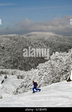 Frankreich, Haute Saone, La Planche des Belles Filles, Schi, von oben mit Blick auf Ballon d Alsace Stockfoto