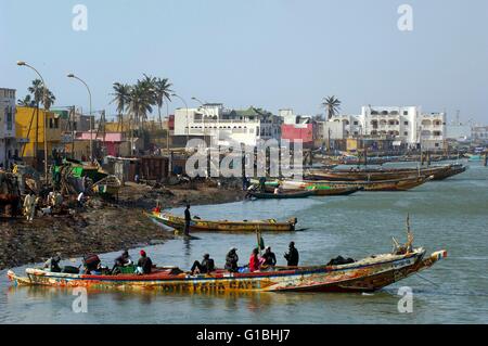 Senegal, Region Saint-Louis, Saint-Louis-du-Senegal, aufgeführt als Weltkulturerbe der UNESCO, Fischer auf dem Senegal-Fluss Stockfoto