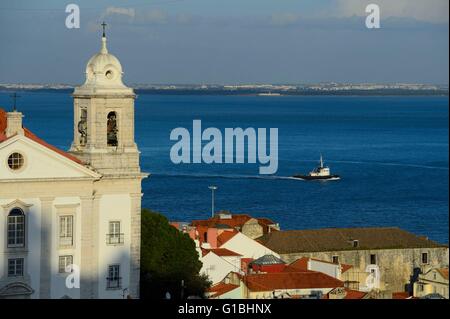 Portugal, Lissabon, Alfama Bereich Belvedere Portas do Sol, Santo Estevao, Kirche und den Fluss Tejo Stockfoto