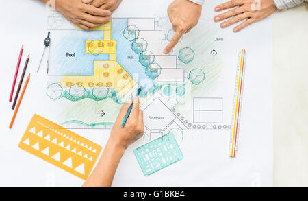Landschaftsarchitekt Zeichnung bei Treffen mit Client ändern Stockfoto
