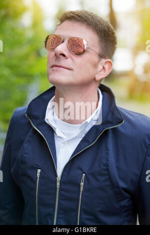 Porträt des Mannes mit Reflexion über seine Brille nachschlagen Stockfoto