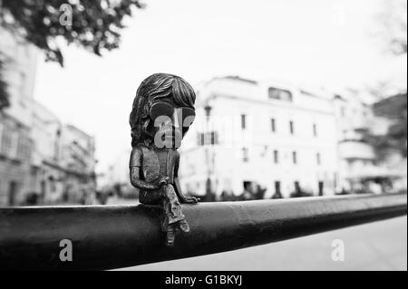 UZHGOROD, UKRAINE - APRIL 11,2016: Mini-Bronze-Skulptur von John Douglas bekannt als Jon Lord, Führer der Deep Purple-Rock-Band. Uzhg Stockfoto