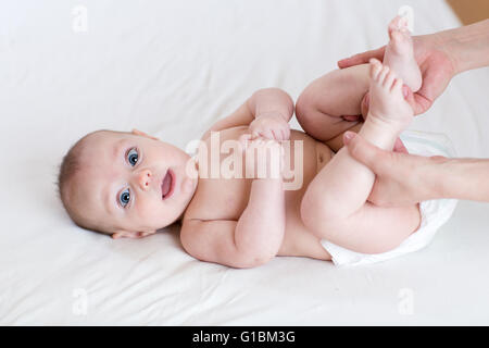 Mutter macht Gymnastik Baby Kleinkind Stockfoto