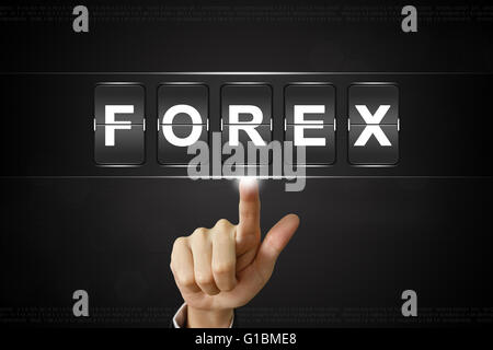 Unternehmen der Hand schieben Forex oder Devisen auf Flipboard Display Stockfoto