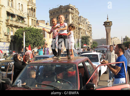 Tausende von Anhängern der Muslim-Bruderschaft feiern Mohamed Mursis Präsidenten Sieg auf dem Tahrirplatz in Kairo Ägypten. Stockfoto