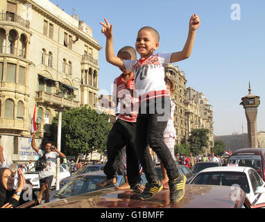 Tausende von Anhängern der Muslim-Bruderschaft feiern Mohamed Mursis Präsidenten Sieg auf dem Tahrirplatz in Kairo Ägypten. Stockfoto