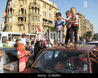 Tausende von Anhängern der Muslim-Bruderschaft feiern Mohamed Morsis Präsidenten Sieg auf dem Tahrirplatz in Kairo Ägypten. Stockfoto