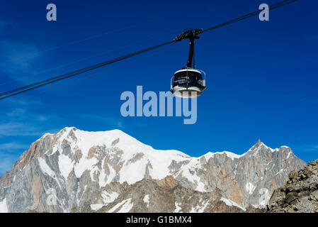 Europa; Italien; Italienische Alpen; Courmayeur; neue Skyway drehende Seilbahn (2015) zum Monte Bianco (Mont Blanc) Stockfoto