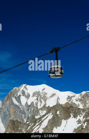 Europa; Italien; Italienische Alpen; Courmayeur; neue Skyway drehende Seilbahn (2015) zum Monte Bianco (Mont Blanc) Stockfoto