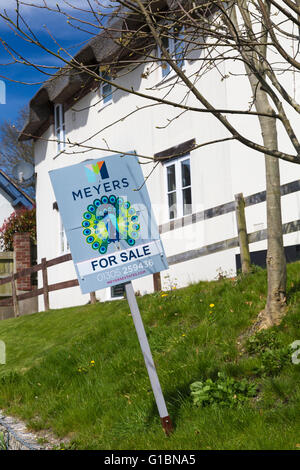 Charmantes Reetdachhaus zum Verkauf in Tolpuddle, Dorset im April Stockfoto