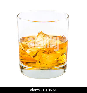 Glas Whisky und Eis isoliert auf weißem Hintergrund. Stockfoto