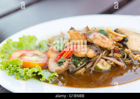 Thailand würzig lecker würzig rühren gebratener Fisch. Stockfoto