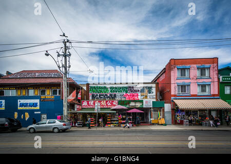 Unternehmen entlang der Dundas Street West in Chinatown in Toronto, Ontario. Stockfoto