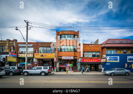 Unternehmen entlang der Dundas Street West in Chinatown in Toronto, Ontario. Stockfoto