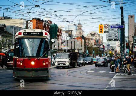 Straßenbahn und der Schnittpunkt der Queen West und Spadina Avenue, in den Fashion District, Toronto, Ontario. Stockfoto