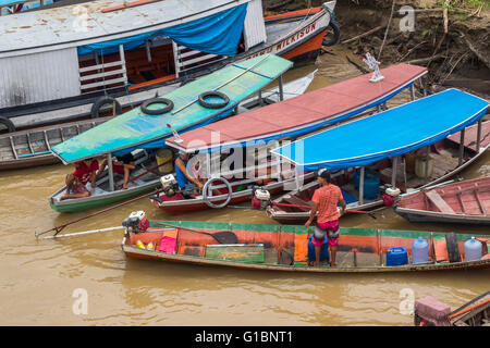 Menschen auf ihre Boote Parintins Brasilien Stockfoto