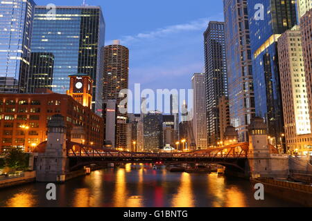 Dies ist ein Foto des Chicago Rivers in der Abenddämmerung aufgenommen. Stockfoto