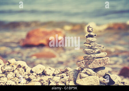 Vintage getönten Bild Steine am Strand, Natur, Zen und Harmonie Konzept Hintergrund. Stockfoto
