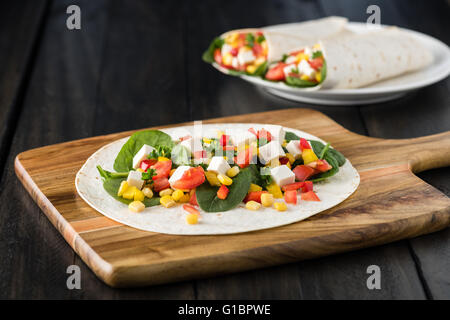 vegane Tofu wraps mit Paprika, Mais, Tomaten und Spinat Stockfoto