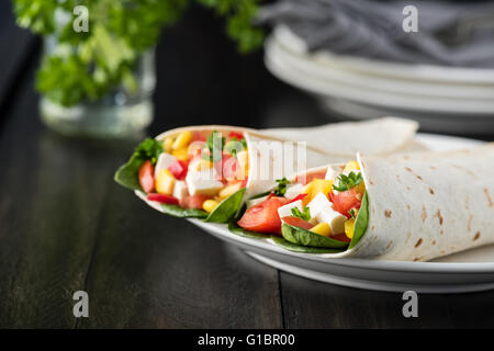 vegane Tofu wraps mit Paprika, Mais, Tomaten und Spinat Stockfoto