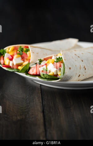 vegane Tofu wraps mit Paprika, Mais, Tomaten und Spinat Stockfoto