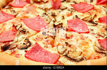 Stück Pizza mit Schinken und Pilzen Stockfoto