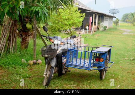 Alte lokale Motorrad Beiwagen für die Landwirtschaft in Phatthalung, Thailand. Stockfoto