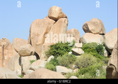 Landschaft mit einzigartigen Gebirgsbildung in Hampi auf Indien Stockfoto