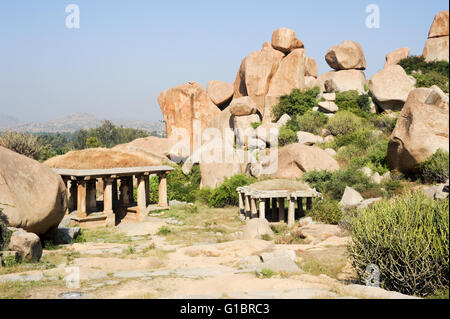 Landschaft mit einzigartigen Gebirgsbildung in Hampi auf Indien Stockfoto