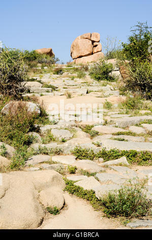 Landschaft mit einzigartigen Gebirgsbildung in Hampi auf Indien Stockfoto