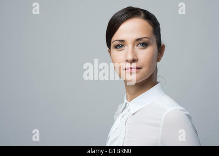 Charmante junge Frau in weißem Hemd, Gesicht Nahaufnahme lächelnd. Stockfoto
