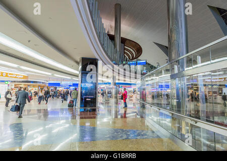 DUBAI - 14. März 2016: Dubai International Airport, Vereinigte Arabische Emirate.  Welt größte Gebäude Etage Raum und weltweit größte Flughafen Stockfoto