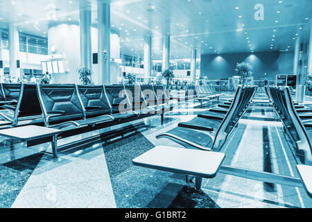 DUBAI - 14. März 2016: Passagier-Lobby im Dubai International Airport am 14. März 2016 in Dubai, VAE.  Welt größte bui Stockfoto