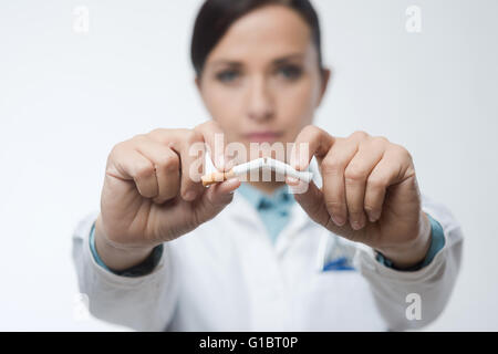 Aufhören Sie rauchen Konzept mit Ärztin eine Zigarette zu brechen. Stockfoto