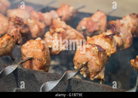 Heiße Braten Schaschlik des Schweinefleisches auf Holz Lagerfeuer zubereitet Stockfoto