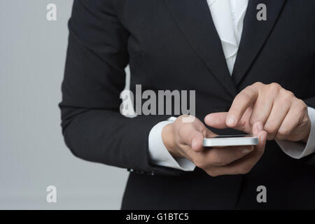 Elegante Business-Frau mit Touchscreen Handy. Stockfoto