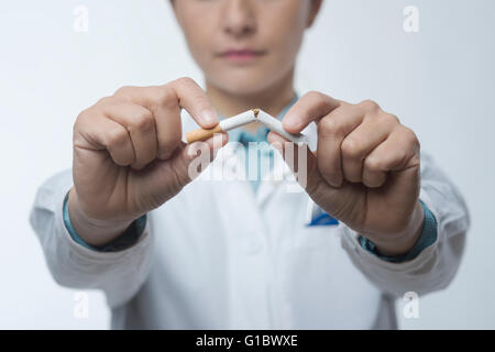 Aufhören Sie rauchen Konzept mit Ärztin eine Zigarette zu brechen. Stockfoto