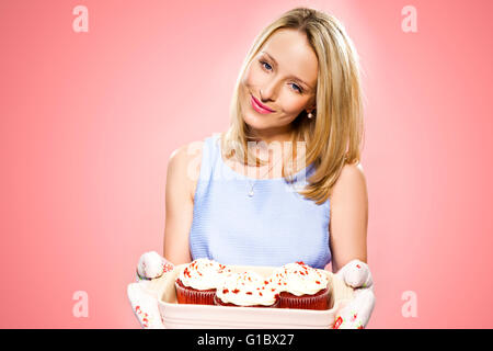 Glückliche Frau Holding cupcakes Stockfoto