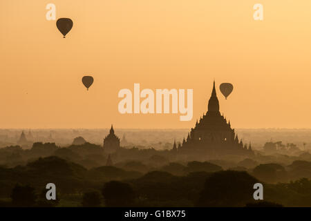 Heißluftballons in den Himmel bei Sonnenaufgang über dem Tempel in Bagan, Myanmar Stockfoto