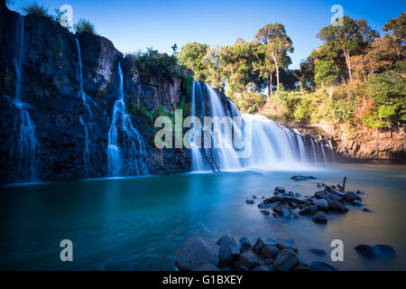 Morgenlicht am Tad Lo Wasserfall in Laos. Stockfoto
