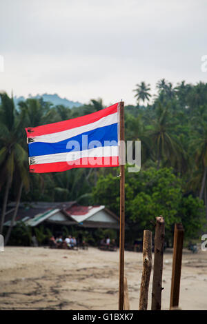 Blick auf die thailändische Flagge am Strand in der Nähe Stockfoto