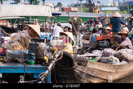 Morgen-Aktivität bei Phong Dien Floating Market am können Tho Fluss in der Region Mekong-Delta, Vietnam Stockfoto