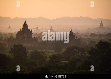 Morgendämmerung über der alten Tempel in Bagan verstreut durch die nebligen Landschaft Stockfoto