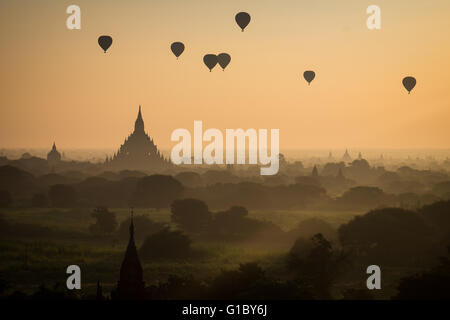 Heißluftballons in den Himmel bei Sonnenaufgang über dem Tempel in Bagan, Myanmar Stockfoto