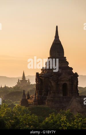 Sonnenuntergang über der alten Tempel von Old Bagan in Myanmar Stockfoto