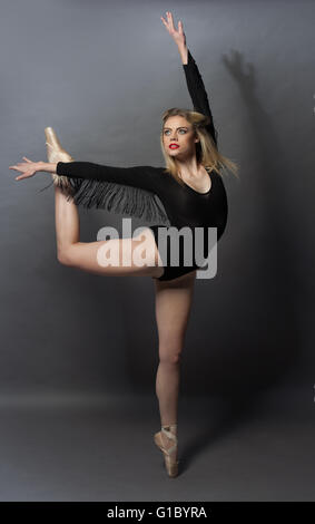 Schöne Ballett-Tänzerin eine Arabeske zu tun Stockfoto