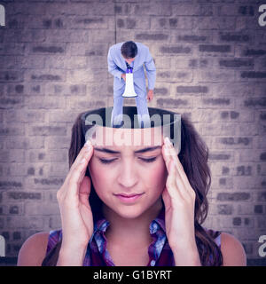 Zusammengesetztes Bild des Kaufmanns reden über Megaphon Stockfoto