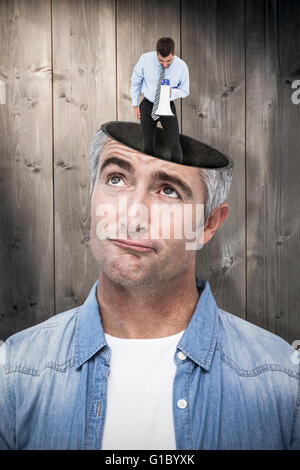 Zusammengesetztes Bild der Geschäftsmann durch Megaphon schreien Stockfoto